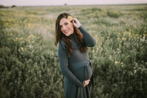 Mujer embarazada en el campo